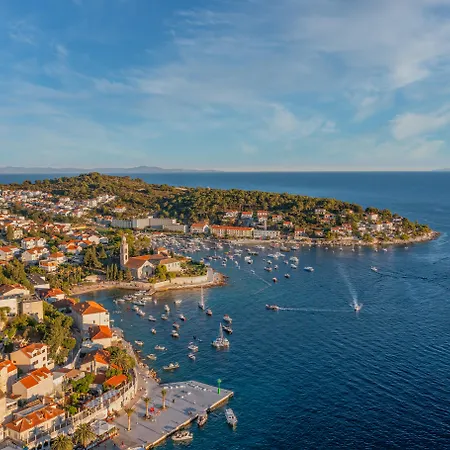 Liza Hvar Island فندق 4*